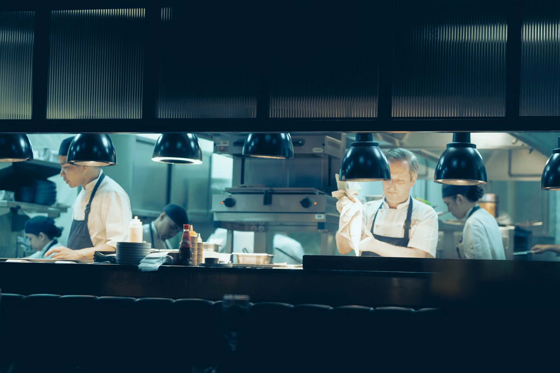 Chefs preparando alimentos en una cocina profesional